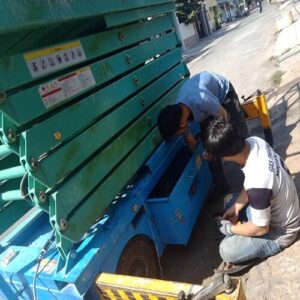 Kỹ thuật Hưng Việt đang sửa chữa thang nâng người cho khách