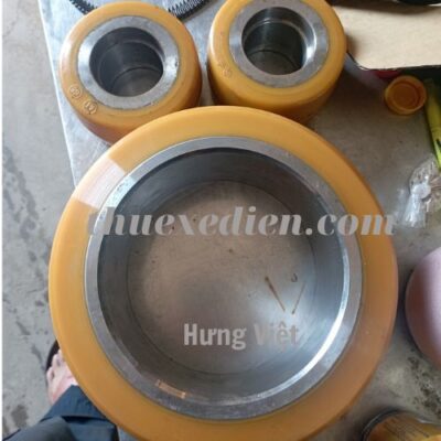 Bánh xe nâng điện Jungheinrick màu vàng.