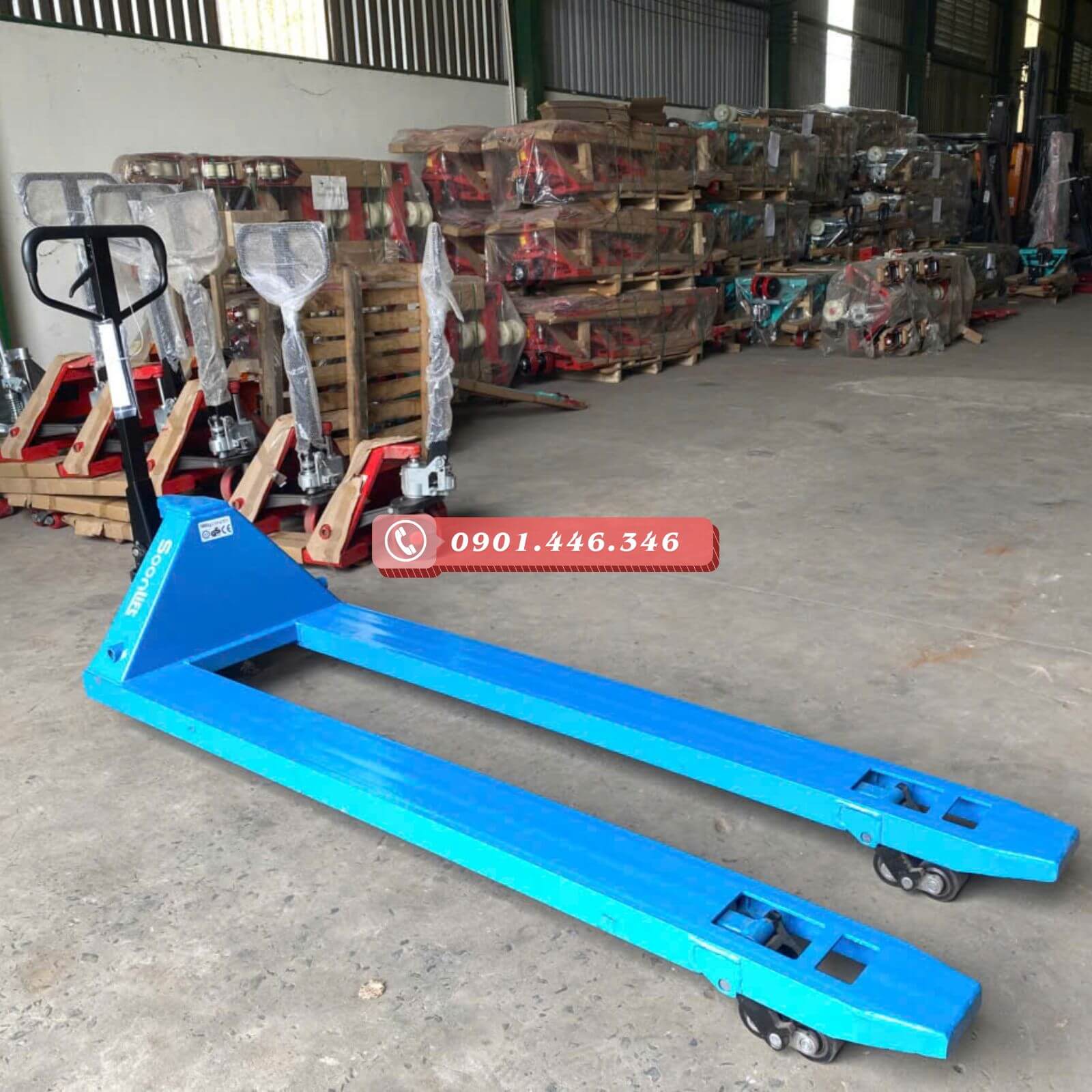 Khung xe được chế tạo từ thép cường lực, cho khả năng nâng tải trọng lớn đến 5 tấn và vận hành ổn định trong môi trường làm việc cường độ cao.