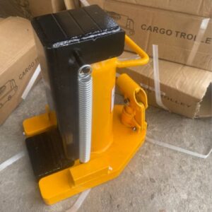 Con đội 10 tấn màu vàng