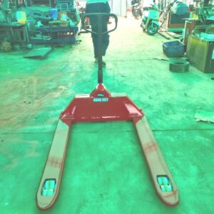 Xe nâng càng rộng 1000mm màu đỏ trong kho Hưng Việt