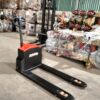 Xe nâng tay điện 3 tấn trong kho Hưng Việt