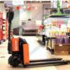 Xe điện PTE15Q được trưng bày tại cửa hàng