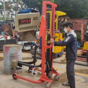 Xe nâng đổ phuy găn cân điện tử