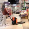 Cô gái lái xe PET15Q trong cửa hàng