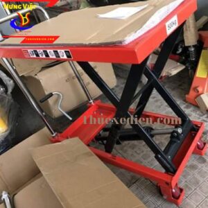 Xe nâng mặt bàn 500kg màu đỏ trong kho