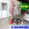 xe nâng quay đổ phuy hóa chất