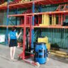 Xe nâng quay đổ phuy nhựa 120 lít và nhận viên Hưng Việt