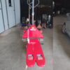 Xe nâng tay dính càng màu đỏ đi giao khách