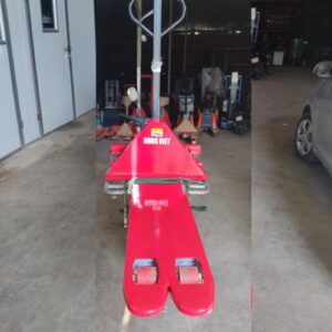 Xe nâng tay dính càng màu đỏ đi giao khách