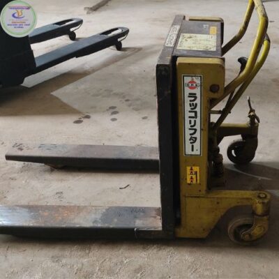 Xe nâng xúc lật 90 độ màu vàng